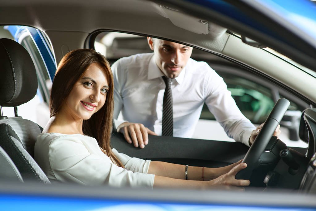 Kaynarca Korsan Taksi ile yolculuk yapan mutlu kadın yolcu ve güler yüzlü şoför. style=